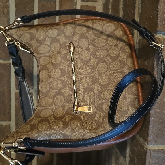 Coach Jules - Picture 3 of 9